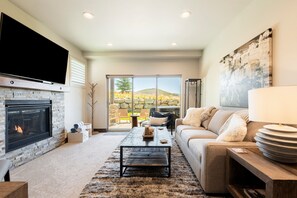 Smart TV, fireplace, table football - Luxury Townhome, Theater & Family Room, Hot Tub! 2 Masters (Kamas)