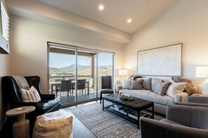 Smart TV, fireplace, table football - Luxury Townhome, Theater & Family Room, Hot Tub! 2 Masters (Kamas)