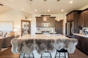 Fridge, microwave, oven, stovetop - Luxury Townhome, Theater & Family Room, Hot Tub! 2 Masters (Kamas)