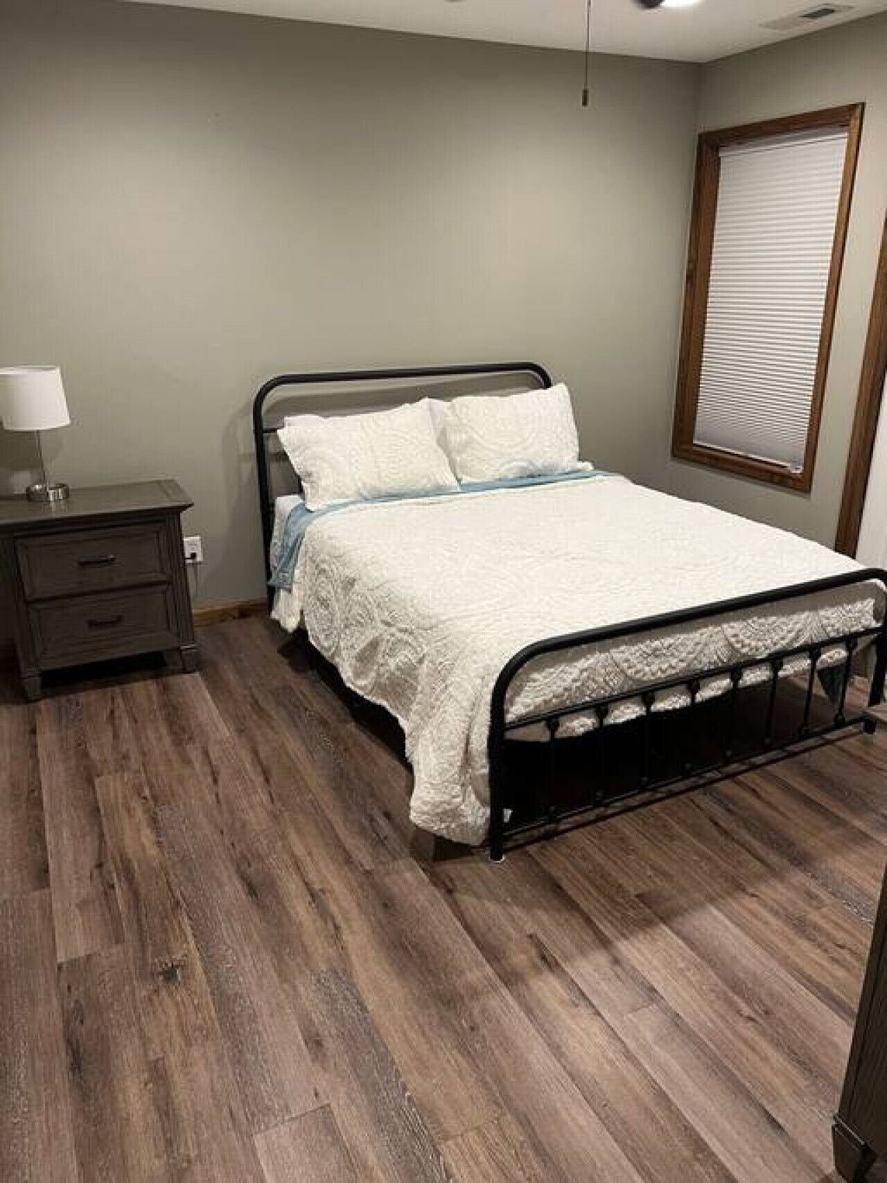 2 bedrooms, desk, iron/ironing board, travel crib