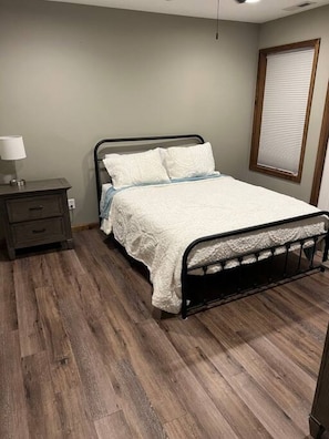 2 Schlafzimmer, Schreibtisch, Bügeleisen/Bügelbrett, Reisekinderbett