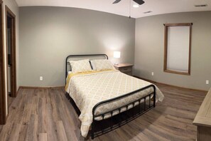 2 habitaciones, escritorio y tabla de planchar con plancha 