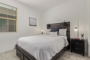 3 bedrooms, desk, iron/ironing board, travel crib - Walk to State Farm Stadium & Desert Diamond Arena (Glendale)