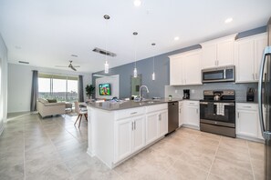 Frigorifero, microonde, forno, piano cottura