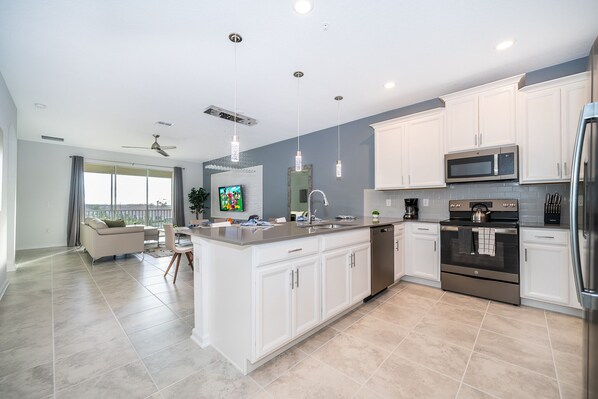 Refrigerador, microondas, horno y parrilla de estufa 