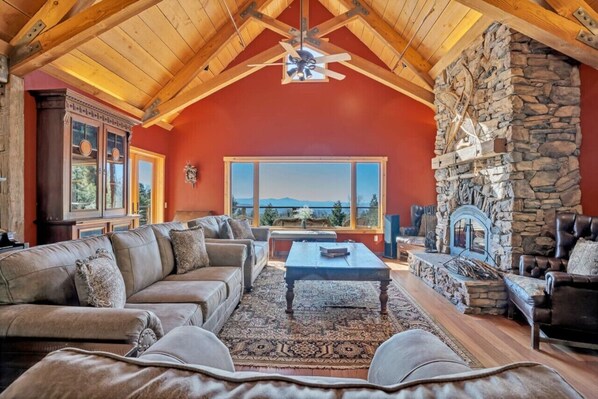 Téléviseur connecté, foyer, jeux vidéo, lecteur de DVD