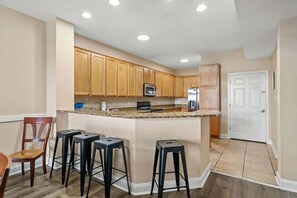 Mikrobølgeovn, ovn, kokeplater og oppvaskmaskin