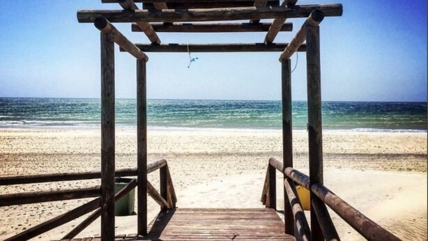 A wooden beach structure with a view of the ocean. - Casa Oceano - 2 Bedroom Apartment (San Fernando)
