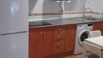 Een koelkast, een magnetron, een kookplaat