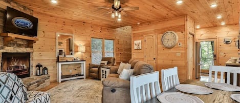 Smart TV, chimenea, futbolito y libros