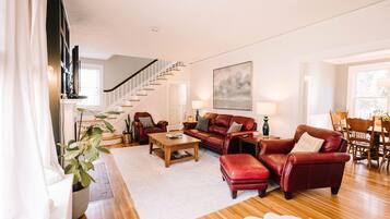 TV connectée, lecteur de DVD, livres