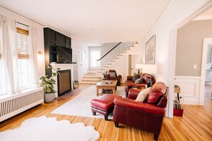 TV connectée, lecteur de DVD, livres