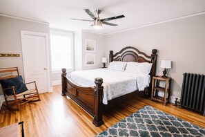 4 bedrooms, desk, iron/ironing board, travel crib