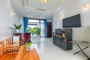 المنشأة من الداخل