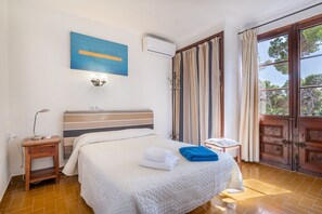 8 bedrooms, in-room safe, iron/ironing board, free WiFi - Villa Claramunda (Cala d'Or)