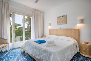 8 bedrooms, in-room safe, iron/ironing board, free WiFi