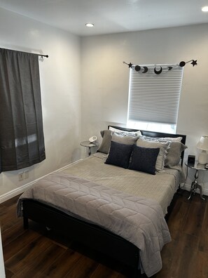 2 bedrooms, desk, iron/ironing board, travel cot - Cozy Cottage with Private Fenced Backyard Pets Welcome (Lomita)