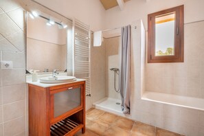 Badewanne, Haartrockner, Handtücher