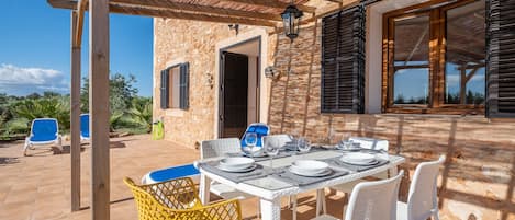 تناول الطعام بالخارج