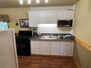 Jääkaappi, mikroaaltouuni, uuni, liesi