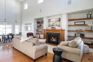 Smart-TV, Kamin, Videospiele, Tischtennisplatte