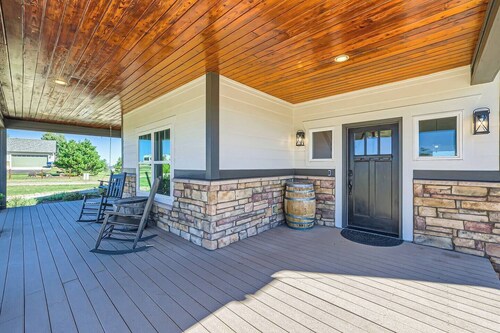 Family Fun Getaway on 5 Acres~Movie Theater, Pool Table, Hot Tub, Fire Pits