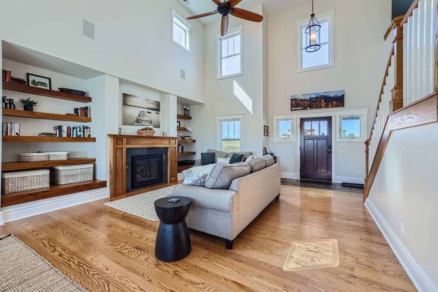 Smart TV, lareira, videogames, mesa de pingue-pongue