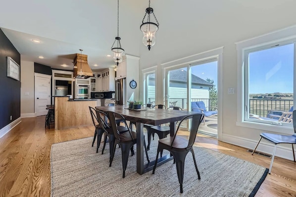 Dining - Aspen Leaf Rentals (Colorado Springs)