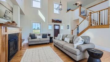 Una televisión, una chimenea, una mesa de tenis de mesa