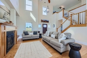 TV, fireplace, table tennis, stereo - Aspen Leaf Rentals (Colorado Springs)