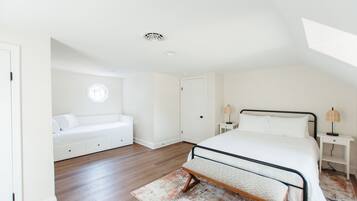 3 chambres, bureau, fer et planche Ă repasser, lit parapluie