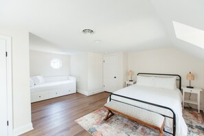 3 Schlafzimmer, Schreibtisch, Bügeleisen/Bügelbrett, Reisekinderbett