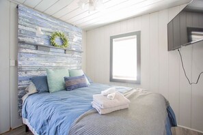 7 bedrooms, WiFi, bed sheets