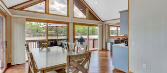 The Inner Banks - Lakefront chalet with 180-degree lake views, dock & beach
