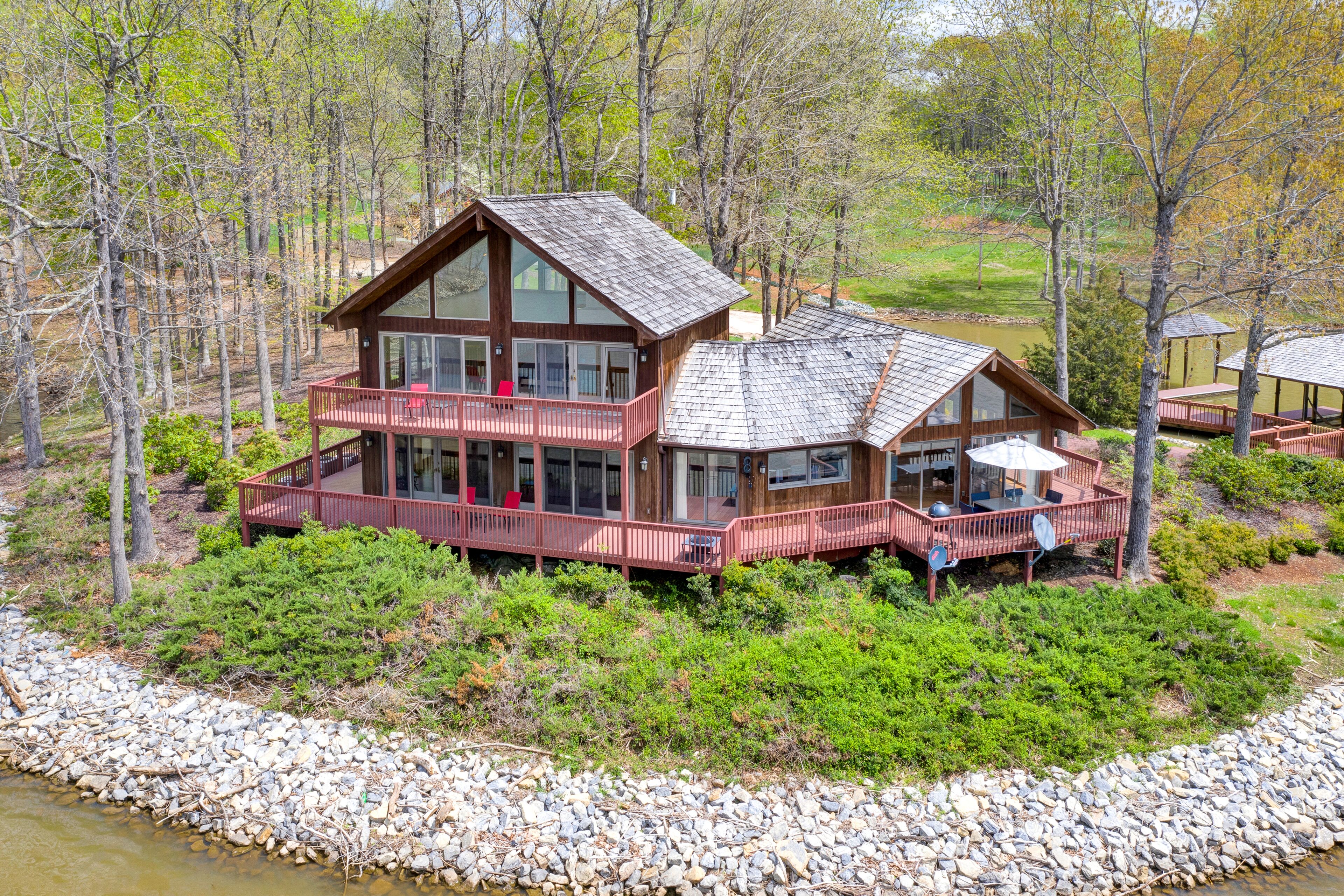 The Inner Banks - Lakefront chalet with 180-degree lake views, dock & beach