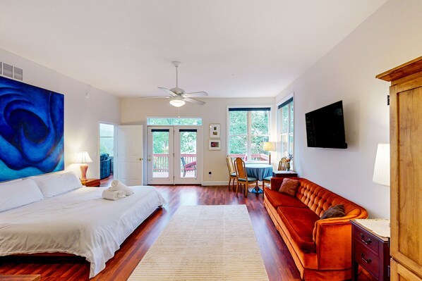 6 bedrooms, iron/ironing board, internet, bed sheets