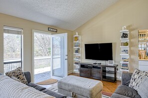TV, DVD player, books, stereo