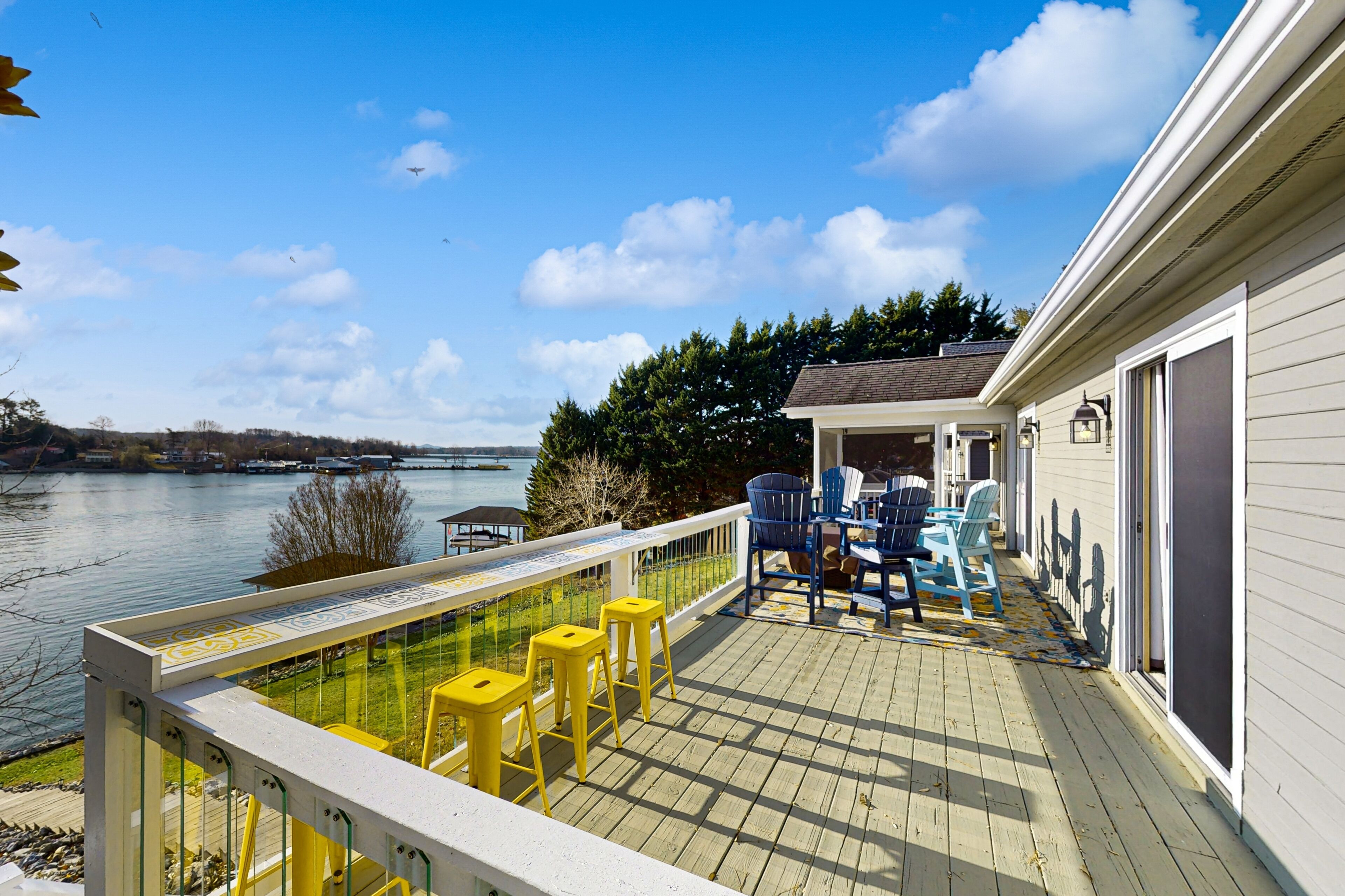 The Dugout - Lakefront gem with water view, covered dock, kayaks, screened porch