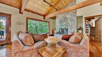 Televisión, reproductor de DVD, libros y videoteca