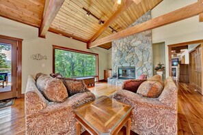 Televisión, reproductor de DVD, libros y videoteca