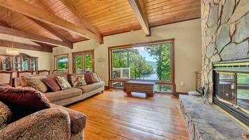 Televisión, reproductor de DVD, libros y videoteca