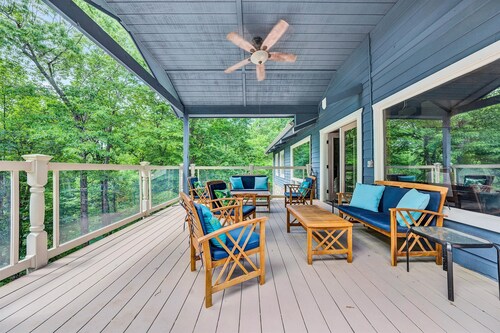 Lakefront home with private hot tub, balcony, dock, & pool table