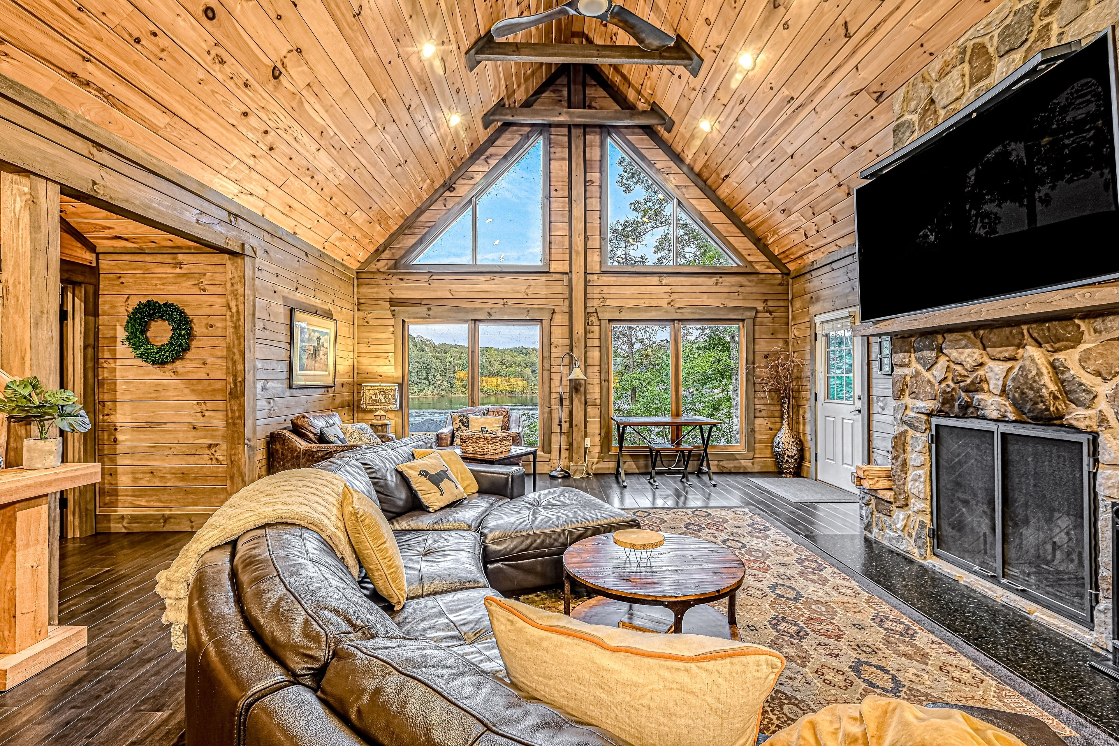 Télévision, cheminée, lecteur de DVD, baby-foot