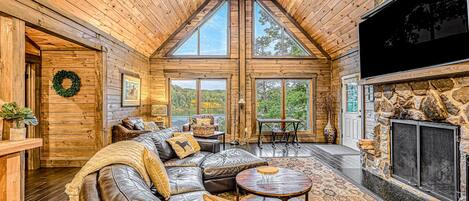 テレビ、暖炉、DVD プレーヤー、テーブルサッカー台