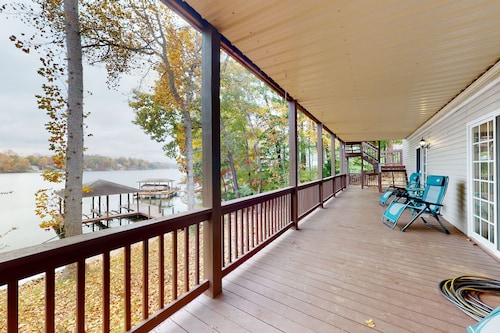 Briarcliff - 3000 sq ft waterfront home w/ private dock, 2 kitchens & pool table
