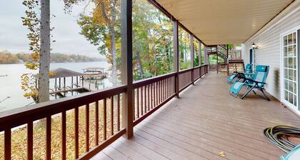 Briarcliff - 3000 sq ft waterfront home w/ private dock, 2 kitchens & pool table