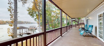 Briarcliff - 3000 sq ft waterfront home w/ private dock, 2 kitchens & pool table