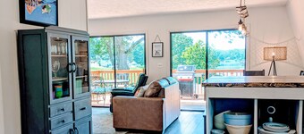 Lakefront home for easy boating, fishing, private dock & AC/Wifi, Dogs ok!