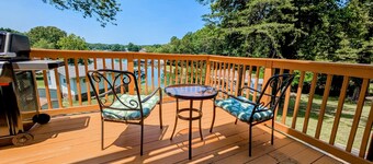 Lakefront home for easy boating, fishing, private dock & AC/Wifi, Dogs ok!