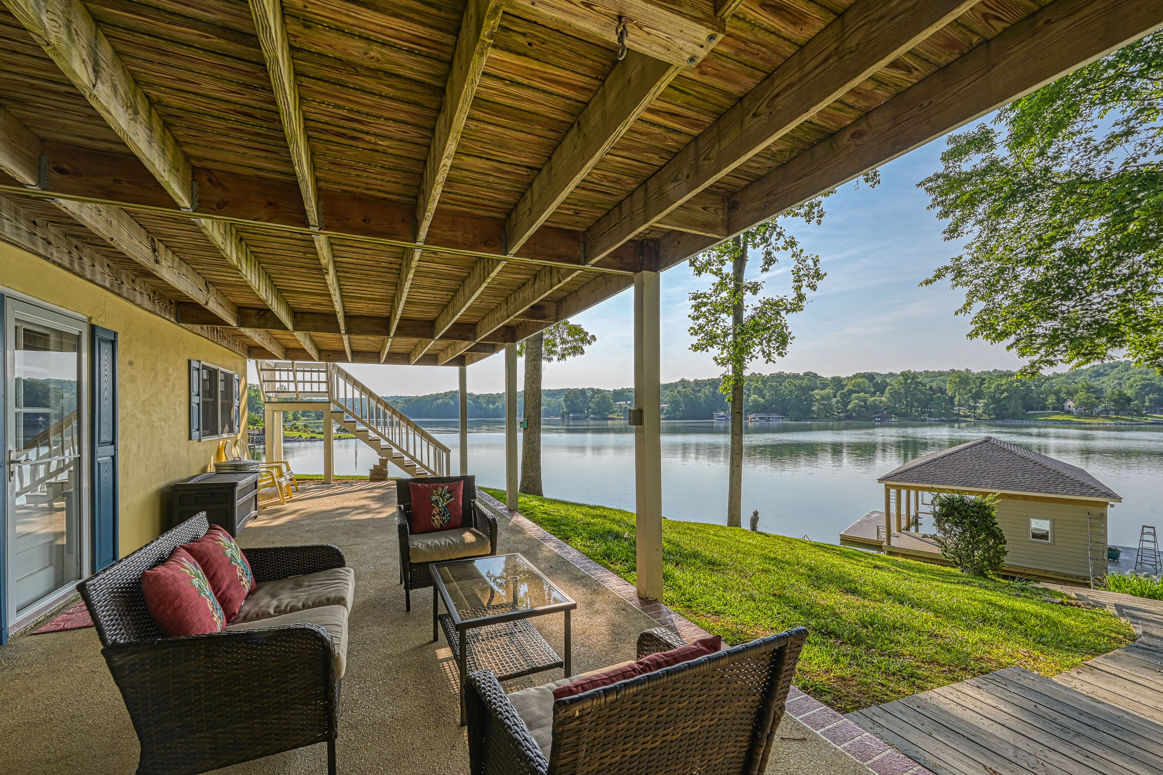 Lakefront White Oak home with amazing mountain views, dock, & kayaks